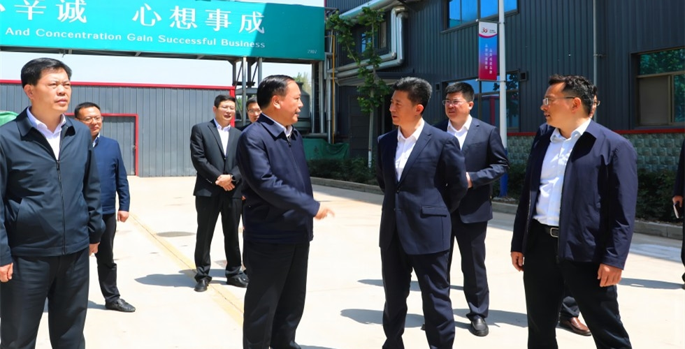 Wang Guangbu, miembro del Comité Permanente del Comité Municipal de Zaozhuang y secretario del Partido Municipal de Tengzhou, visitó Sincere EcoTech para realizar investigaciones
